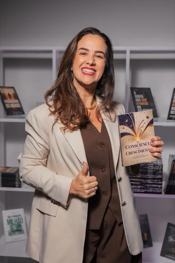 Iza Pessanha no lançamento presencial