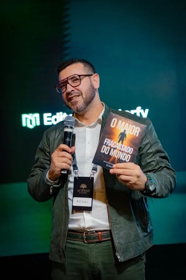 Ralf Jones falando ao microfone no palco do lançamento