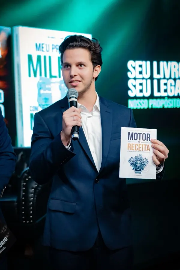 Thiago Anjos falando ao microfone no palco do lançamento